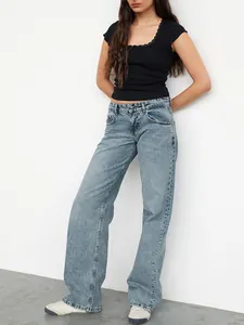 Vue détaillée d'un jean droit pour femme avec une finition délavée bleu clair classique