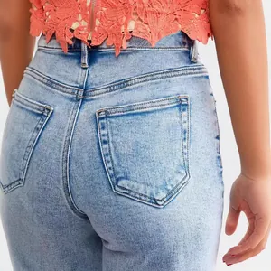 Vue arrière de ce jean femme taille haute coupe droite slim en denim bleu clair