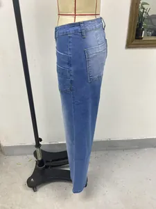 Detalle de vaqueros azules de pierna ancha que muestran el bolsillo lateral y el corte retro