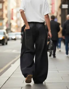 Vista posteriore di jeans larghi da uomo neri lavati in stile street casual urbano