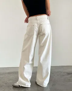 Vue arrière d'une femme portant un jean large blanc à taille basse rétro de style urbain