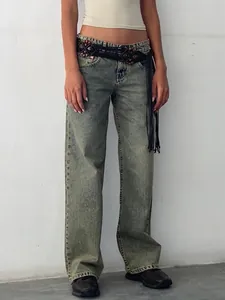Gros plan sur un jean droit vintage pour femme avec taille basse et ceinture à franges