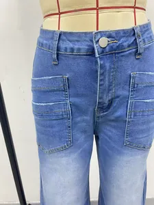 Detalle de vaqueros de pierna ancha vintage para mujer de cintura media con bolsillos grandes.