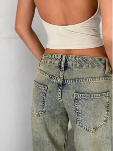 Vue arrière détaillée d'un jean droit vintage à taille haute pour femmes élégant