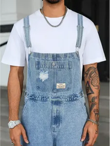 Detaillierte Ansicht einer hellblauen Herren-Latzhose aus Denim mit Brusttasche
