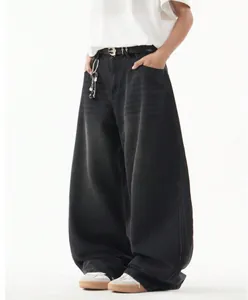 Vista laterale di jeans larghi da uomo con design a gamba curva in denim nero lavato