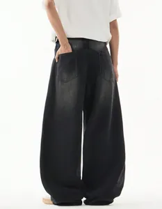 Vista posteriore di jeans larghi a gamba curva da uomo con lavaggio vintage