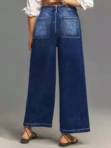Vista trasera de vaqueros anchos retro para mujer con grandes bolsillos cuadrados traseros