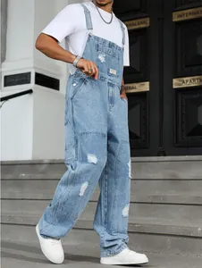 Detail von hellblauen Herren-Denim-Latzhosen mit Rissen im Streetwear-Lifestyle-Look