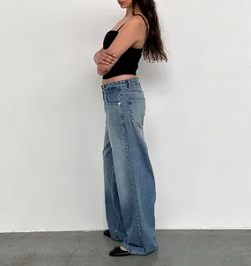 Vue latérale d'un jean rétro taille basse à jambes larges pour femmes style streetwear