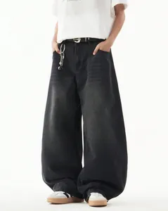 Dettaglio dei jeans in denim da uomo a gamba larga e curva in nero lavato stile streetwear