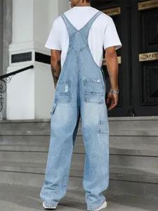 Detaillierte Rückansicht der strapazierten hellblauen Denim-Latzhose für Herrenmode
