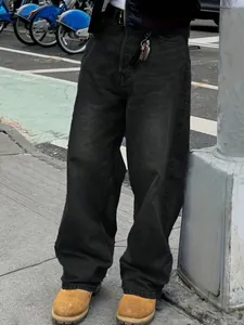 Dettaglio street style dei jeans in denim nero a gamba larga da uomo con vestibilità ampia