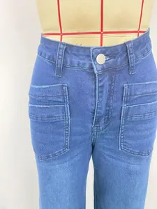 Primer plano de vaqueros azules retro de cintura alta con bolsillos de triple costura