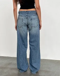 Vue arrière du jean denim droit à jambes larges délavé bleu vintage taille basse