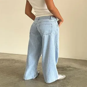 Vue détaillée d'un jean bleu clair à taille basse et jambe large montrant le dos