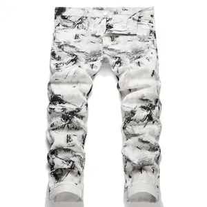 Detailweergave van heren jeans met rechte pijpen en zwart-wit spatpatroon