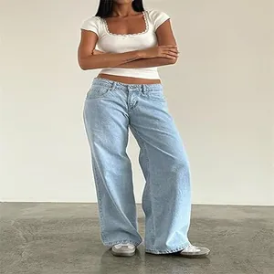 Mannequin portant un jean rétro américain à taille basse et jambes larges bleu clair