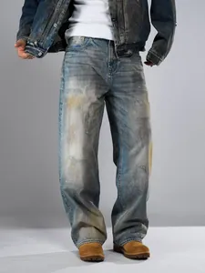 Détail de haute qualité d'un jean vintage délavé pour homme avec coupe large