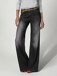 Elegantes vaqueros de mujer de pierna recta relajada en denim lavado oscuro y alto.