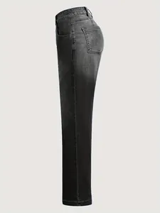 Vista de perfil de vaqueros holgados de mujer con pernera recta en lavado gris oscuro