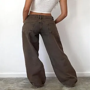 Vue arrière montrant la coupe d'un jean vintage marron à taille basse et jambes larges