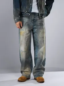 Vue détaillée d'un jean en denim à jambe droite délavé vintage pour homme avec finition