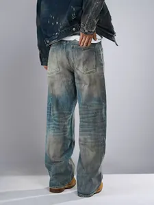 Vue arrière d'un jean homme vintage dirty-wash à coupe large montrant les poches