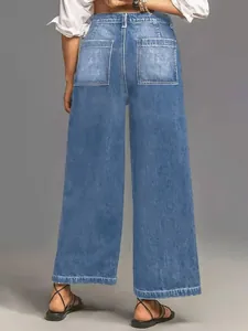 Vista trasera de pantalones vaqueros azules retro de pierna ancha y grandes bolsillos