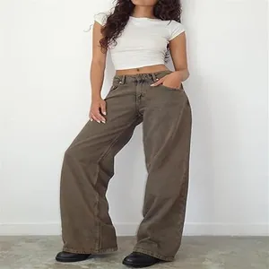 Mannequin portant un jean marron délavé à taille basse et jambes larges au style rétro.