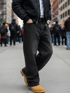 Classici jeans neri a gamba larga da uomo con vestibilità retrò e rilassata.
