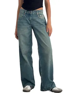 Jean droit pour femme en bleu avec délavage vintage et design classique à 5 poches