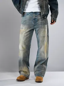 Vue détaillée du jean large pour homme avec effet délavé et usé de style vintage