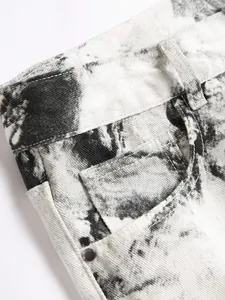 Detail van heren denim broek met zwart-wit inktspatpatroon in hippe high street stijl