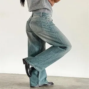 Vue détaillée d'un jean droit délavé vintage avec une coupe large pour femmes.