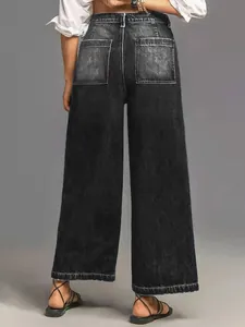Vista trasera de pantalones vaqueros anchos de color negro lavado retro para mujer.