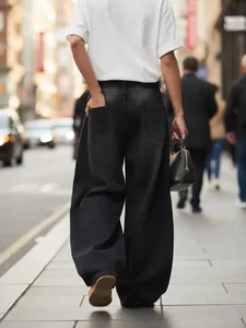 Vista posteriore di jeans larghi retrò da uomo in grigio scuro sbiadito streetstyle
