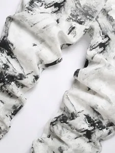 Macro-detail van zwart inktspatten-verlooppatroon op een witte denim spijkerstof textuur