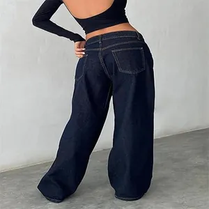 Vue arrière d'un jean large taille basse délavé foncé pour femmes style vintage