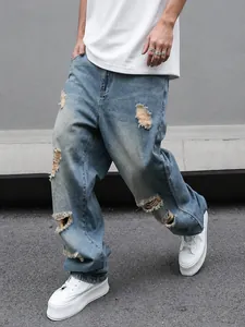 Vista ravvicinata di jeans blu larghi e strappati da uomo in stile urban high street.
