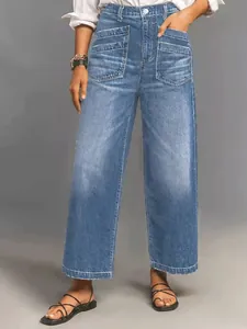 Primer plano de pantalones vaqueros anchos vintage con grandes bolsillos de parche delanteros