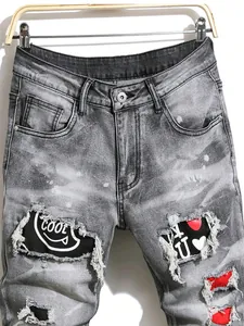 Jean denim ajusté gris pour homme avec déchirures, patchs et motifs graffiti