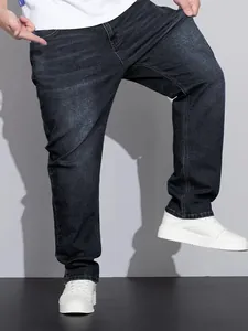 Detailansicht der locker sitzenden Herren-Jeans in Übergröße in dunkelblauer Waschung
