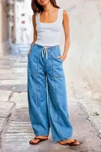 Détail du jean large pour femme avec taille à cordon et détails de poches