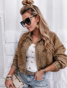 Schicke kurze braune Jeansjacke mit metallischen Nietendetails und Waschung-Effekt