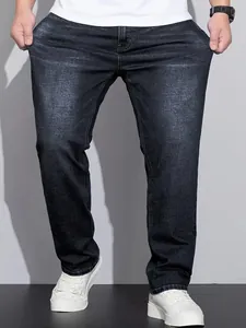 Detailansicht einer dunkelblauen, locker geschnittenen Jeans mit gewaschener Textur