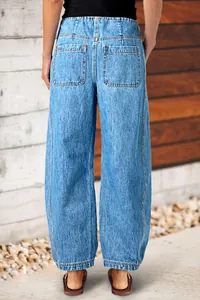 Vue arrière d'un jean pour femme taille haute à jambe large avec de grandes poches