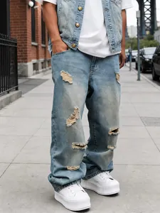 Dettaglio ravvicinato di jeans denim blu a gamba dritta stile high street con strappi