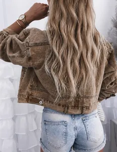 Rückenansicht einer braunen Jeansjacke mit silbernen Nieten für Damen im Streetwear-Stil