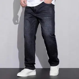 Detailaufnahme der locker geschnittenen Herren-Jeans aus verwaschenem schwarzem Denim.